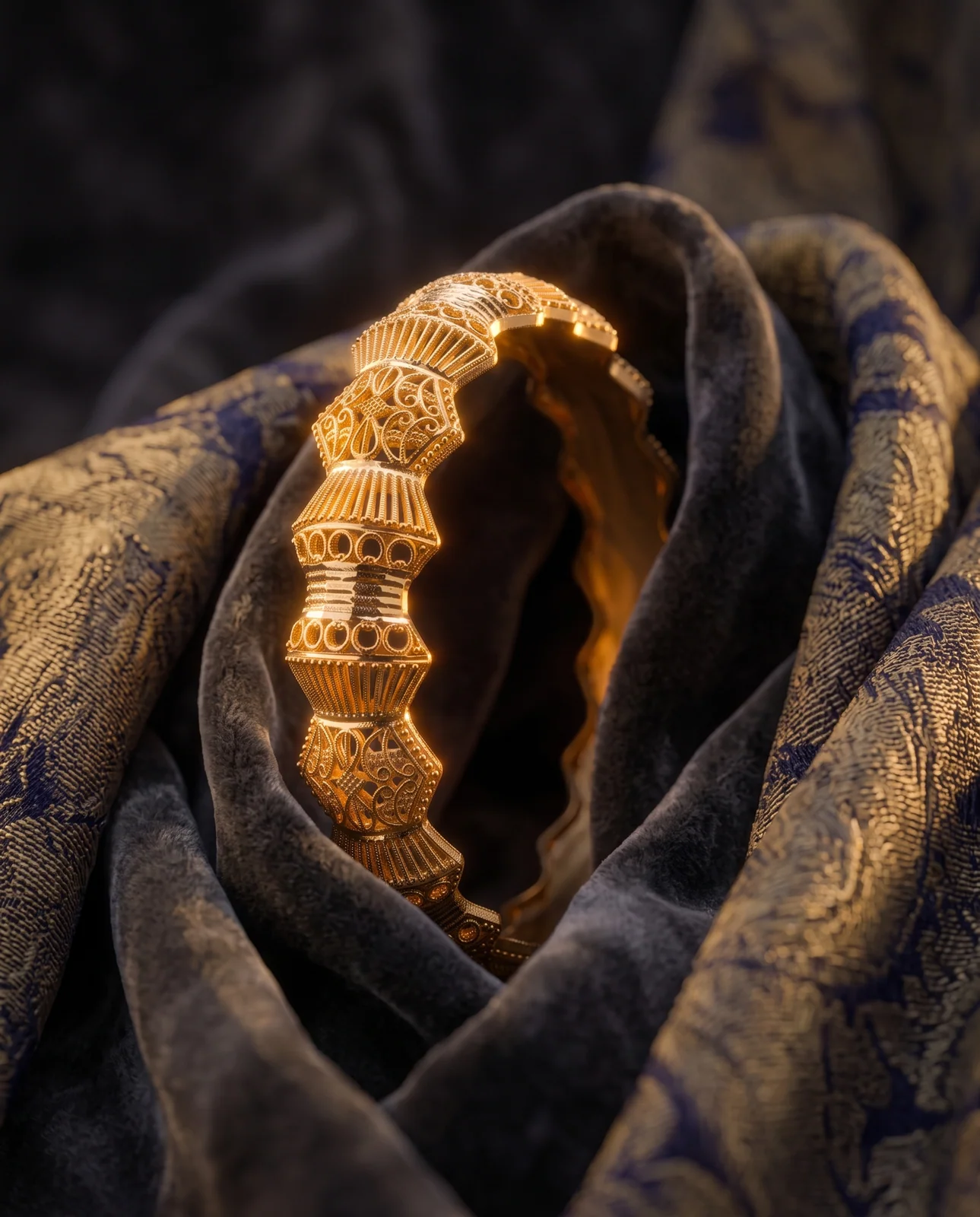 سوار ذهب أصفر بتصميم حلقات متعددة