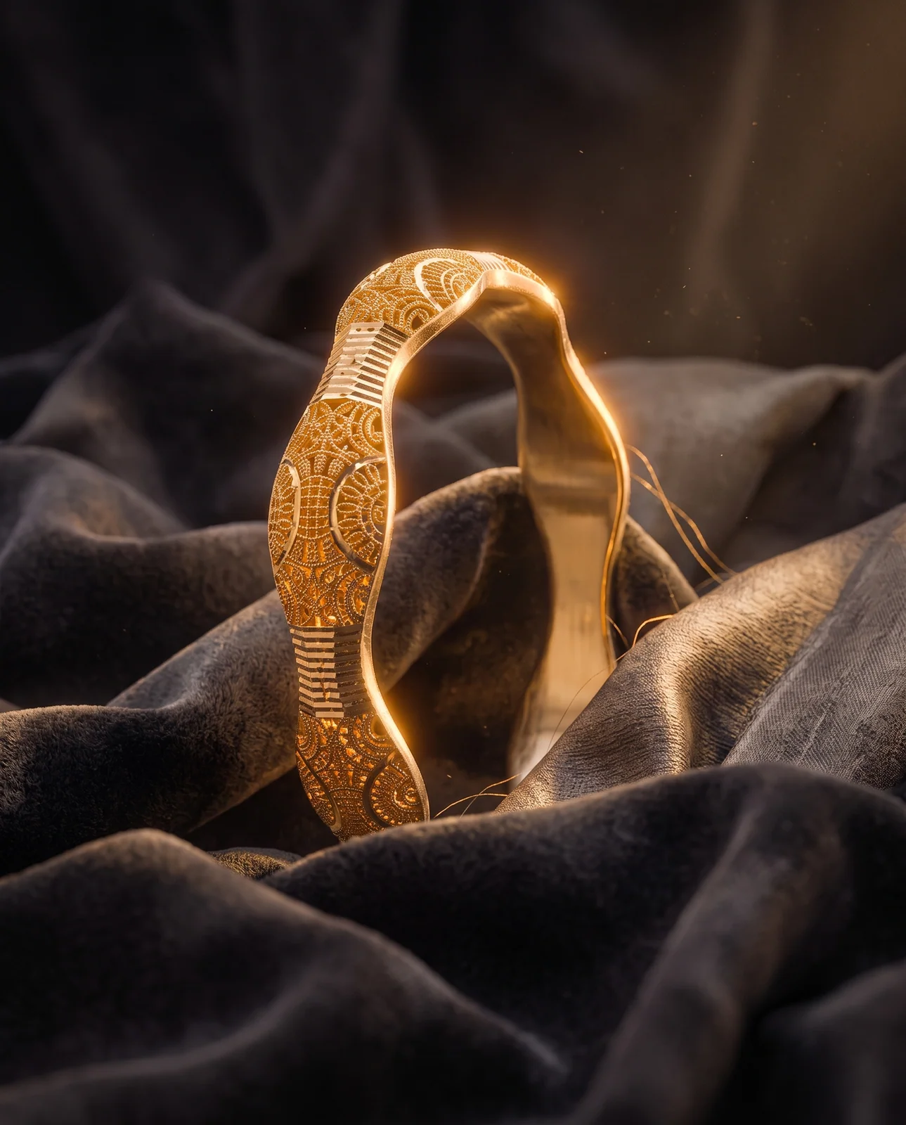 سوار ذهب أصفر بتصميم حلقات لولبية
