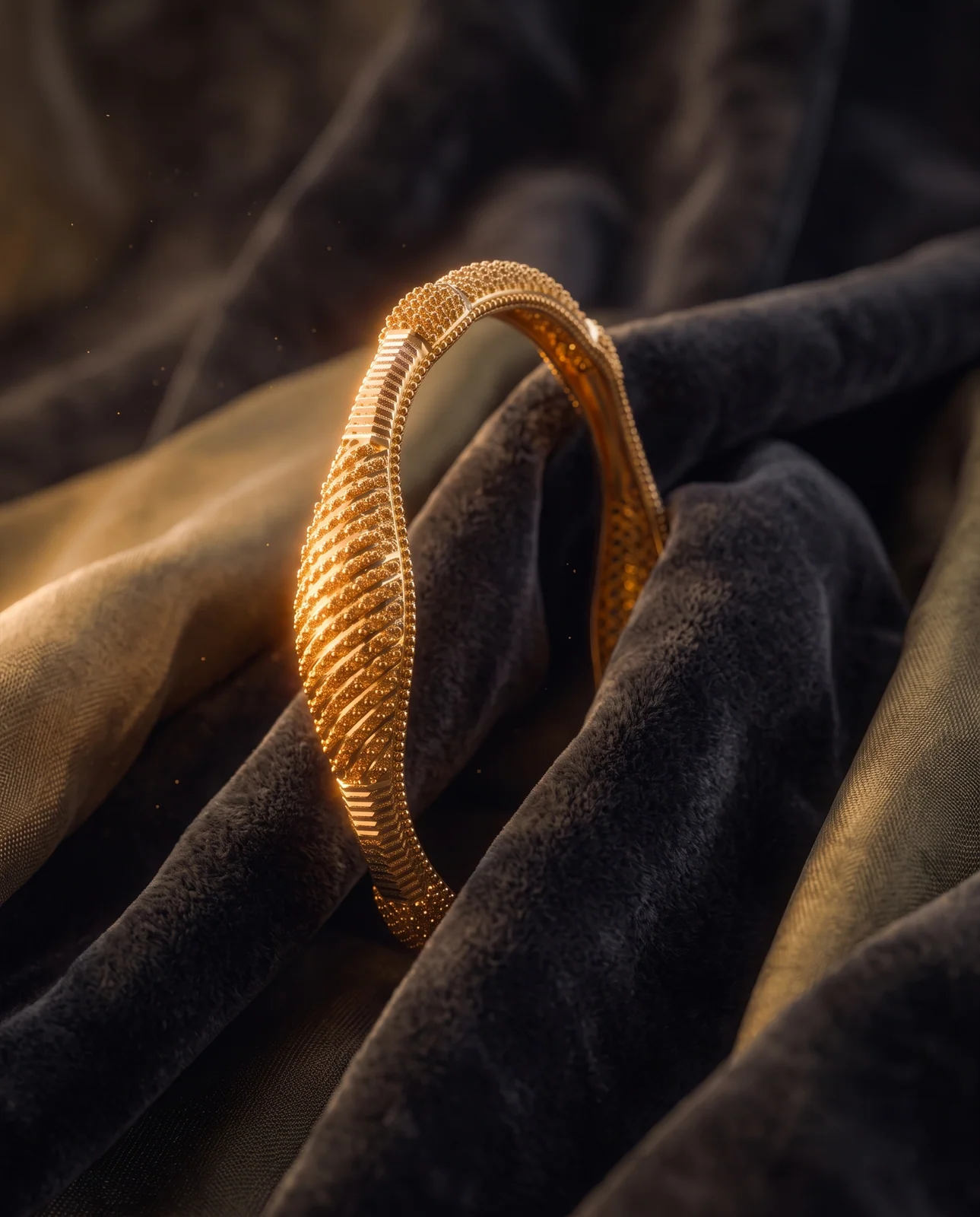 سوار ذهب أصفر بتصميم زخارف متعددة