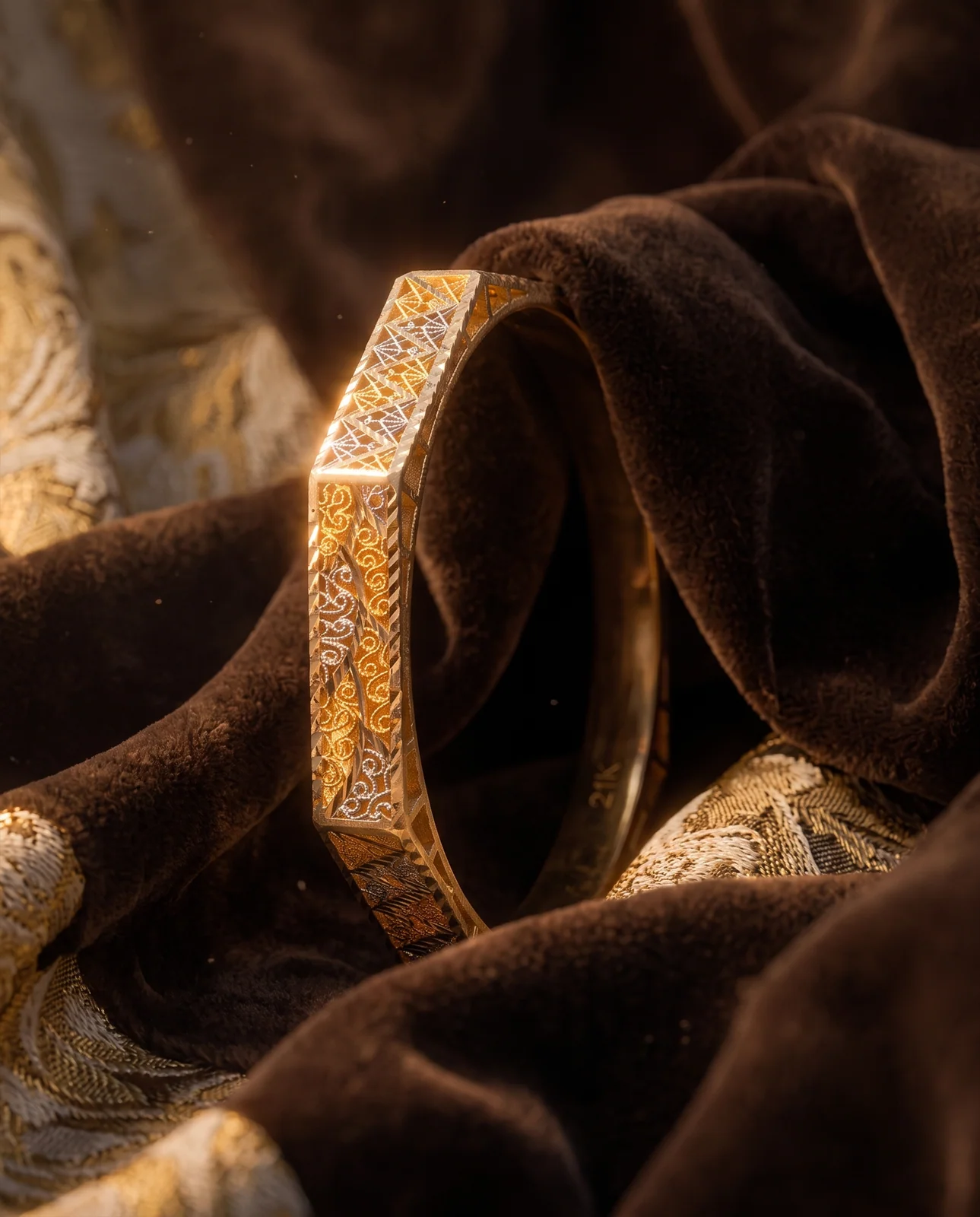 سوار ذهب أصفر كلاسيكي بتصميم متشابك