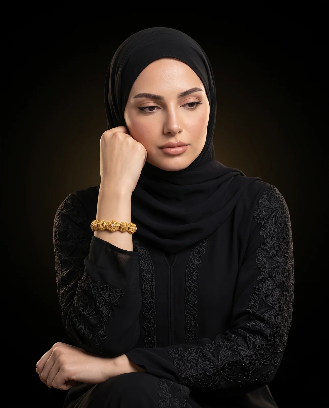 سوار ذهب أصفر بنقوش ملكية بارزة