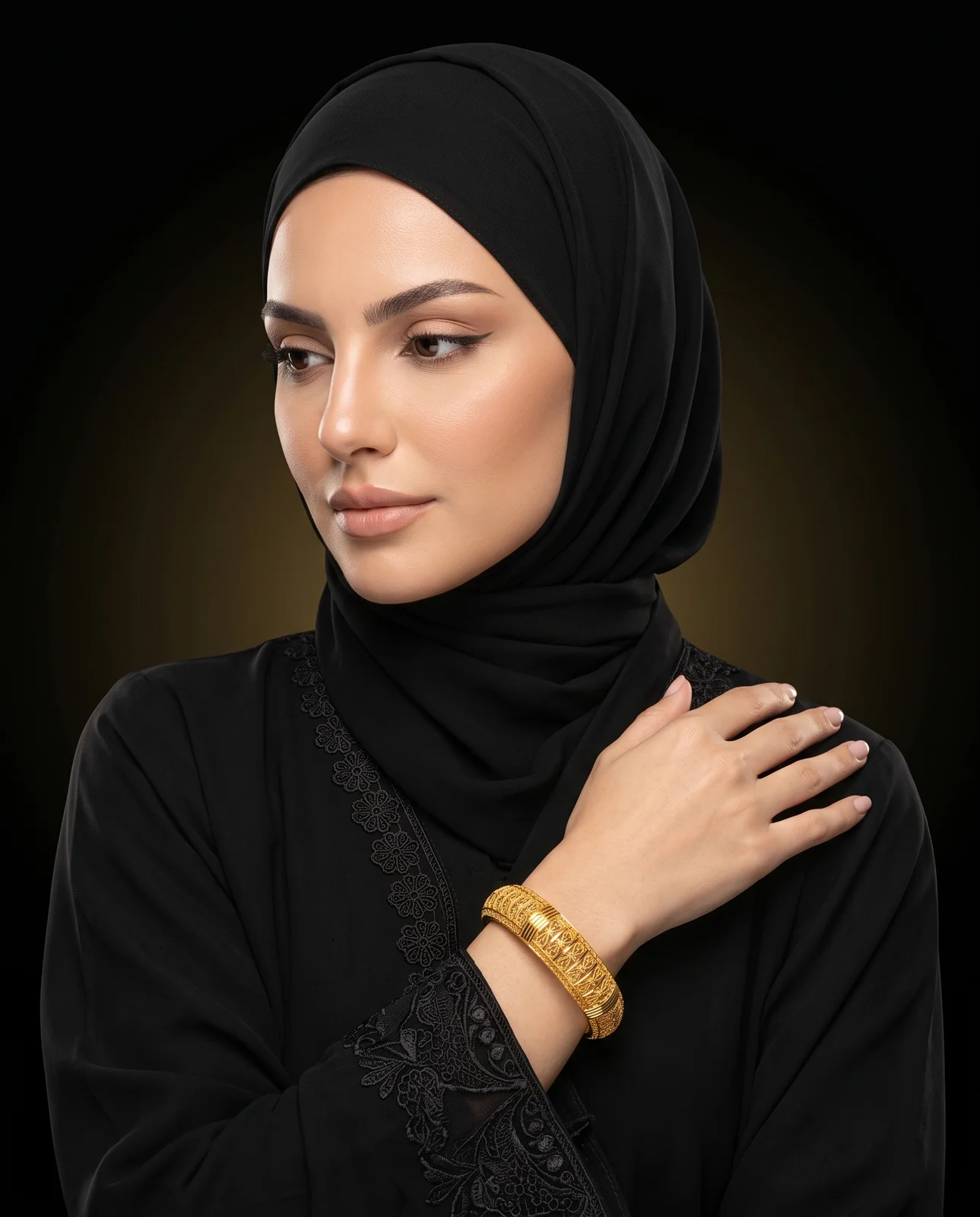 سوار ذهب أصفر مرصع بالأحجار الملونة