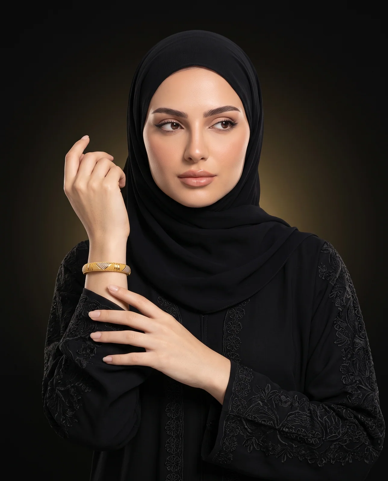 سوار ذهب أصفر مرصع بالأحجار بتصميم خليجي
