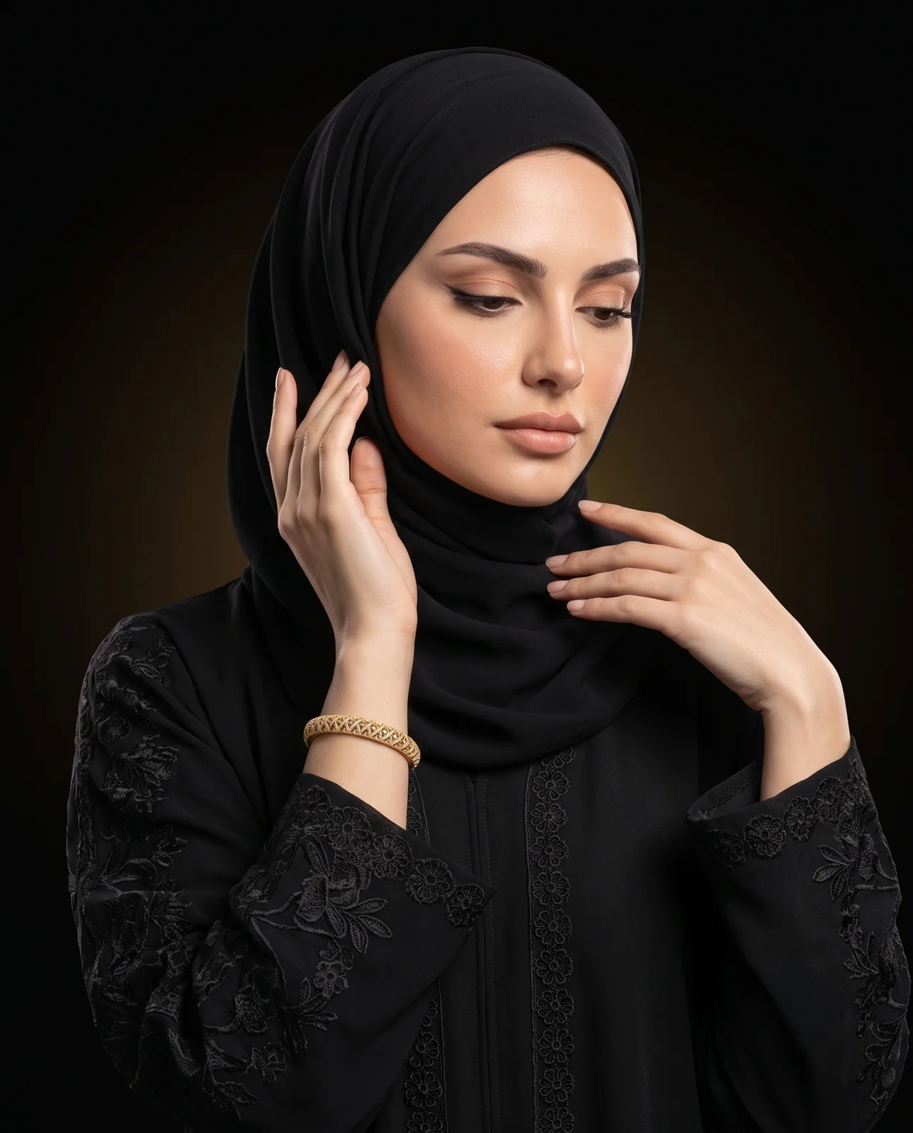 سوار ذهب أصفر مرصع بالأحجار اللامعة