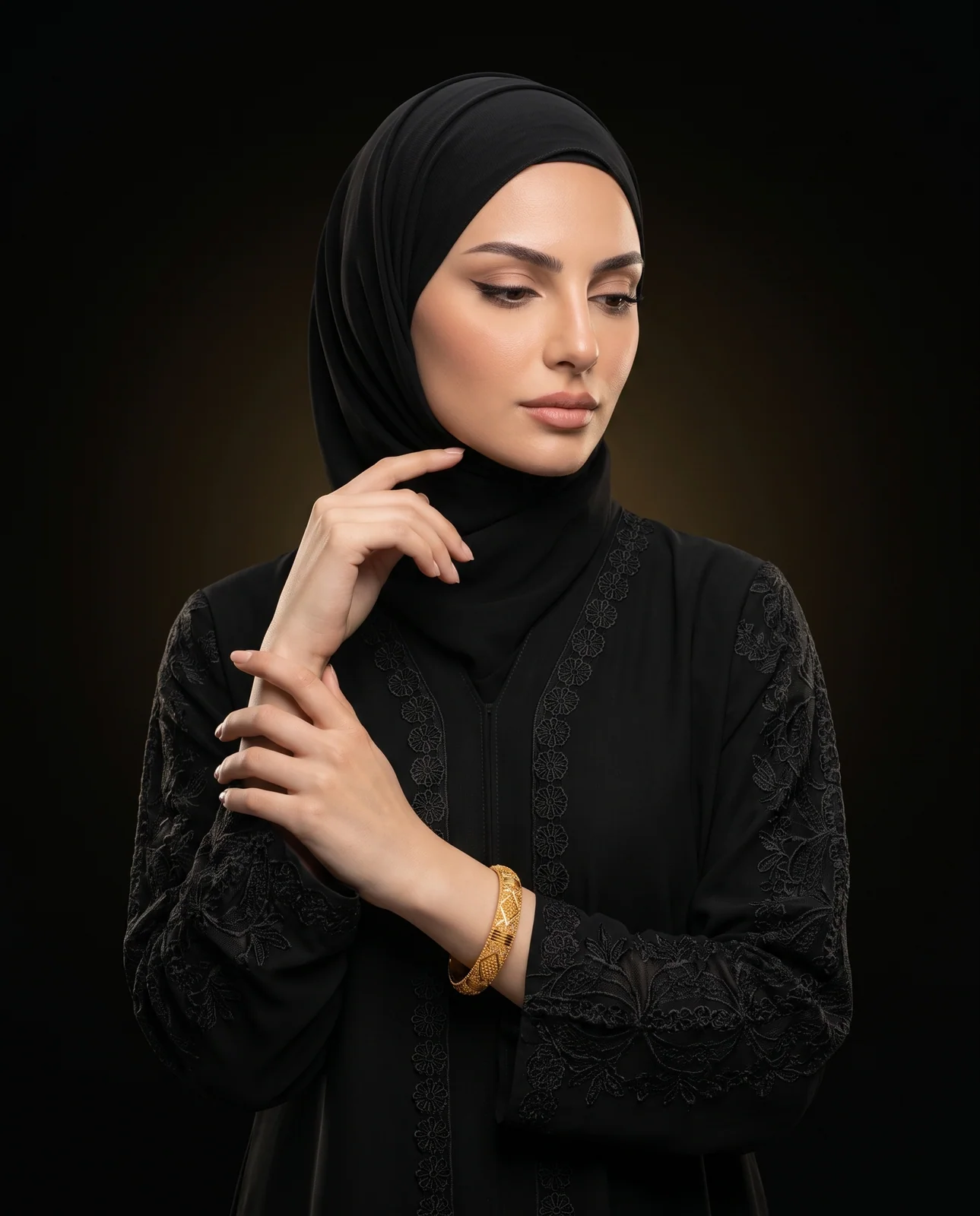 سوار ذهب أصفر مرن بنقوش هندسية دقيقة