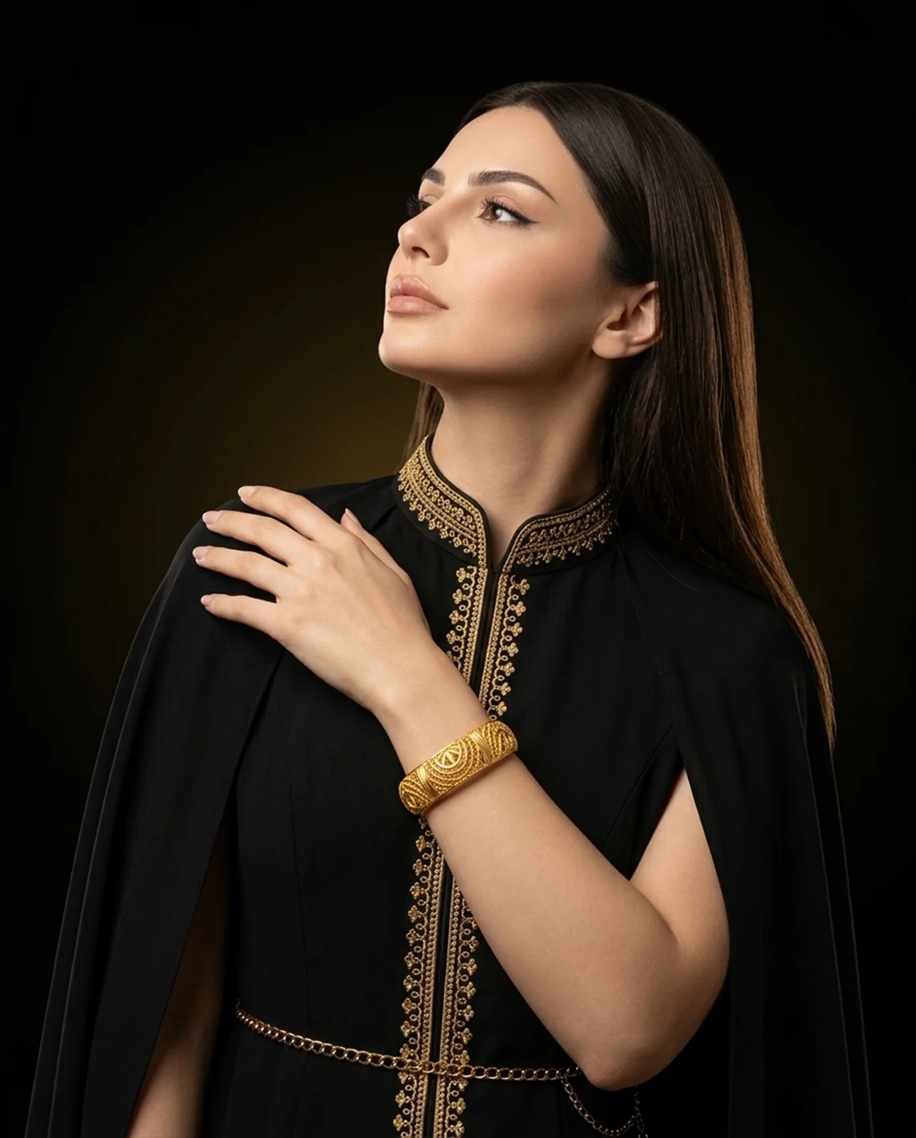 سوار ذهب أصفر مرصع بالألماس بتصميم عصري