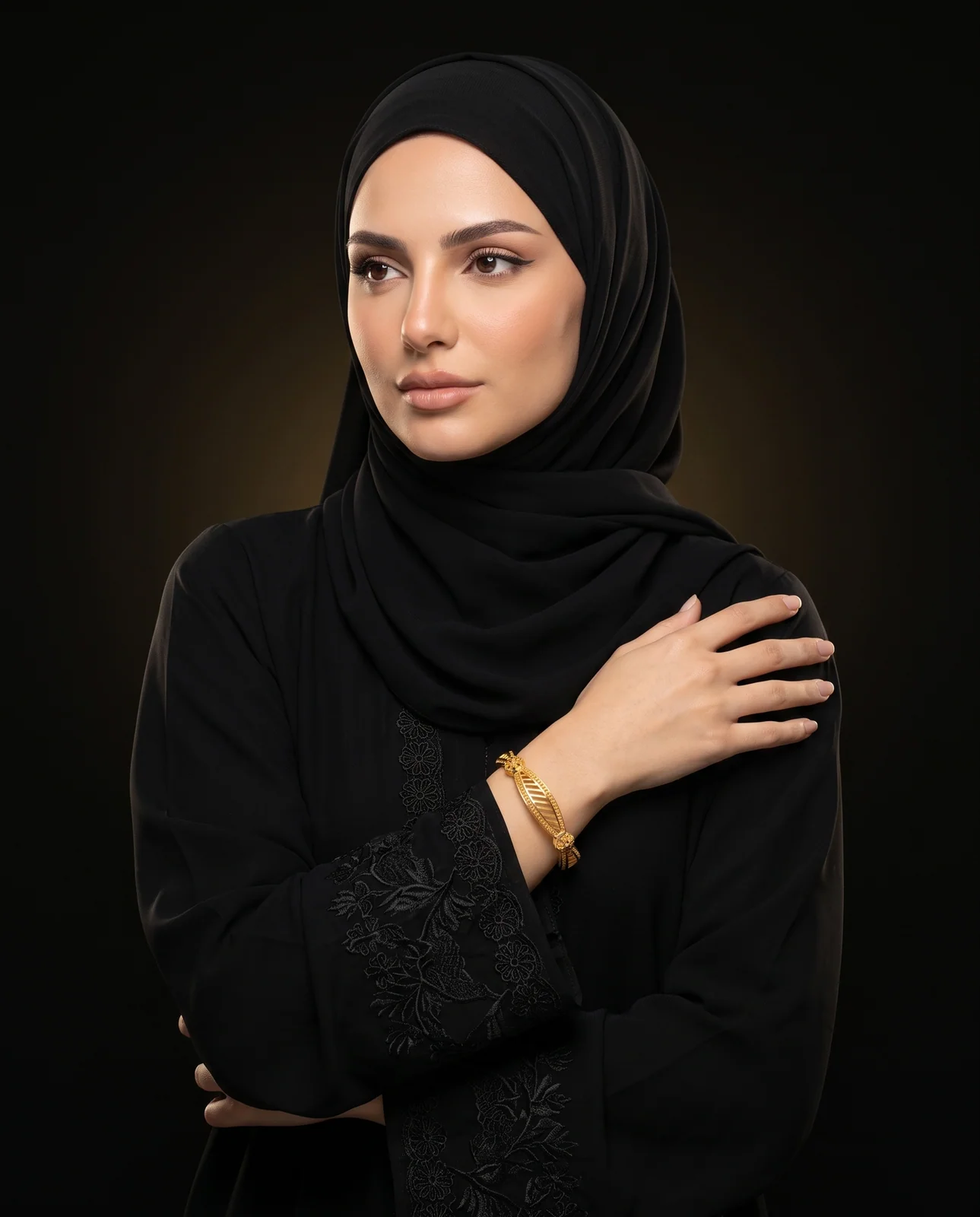 سوار ذهب أصفر مرصع بالأحجار بتصميم خليجي