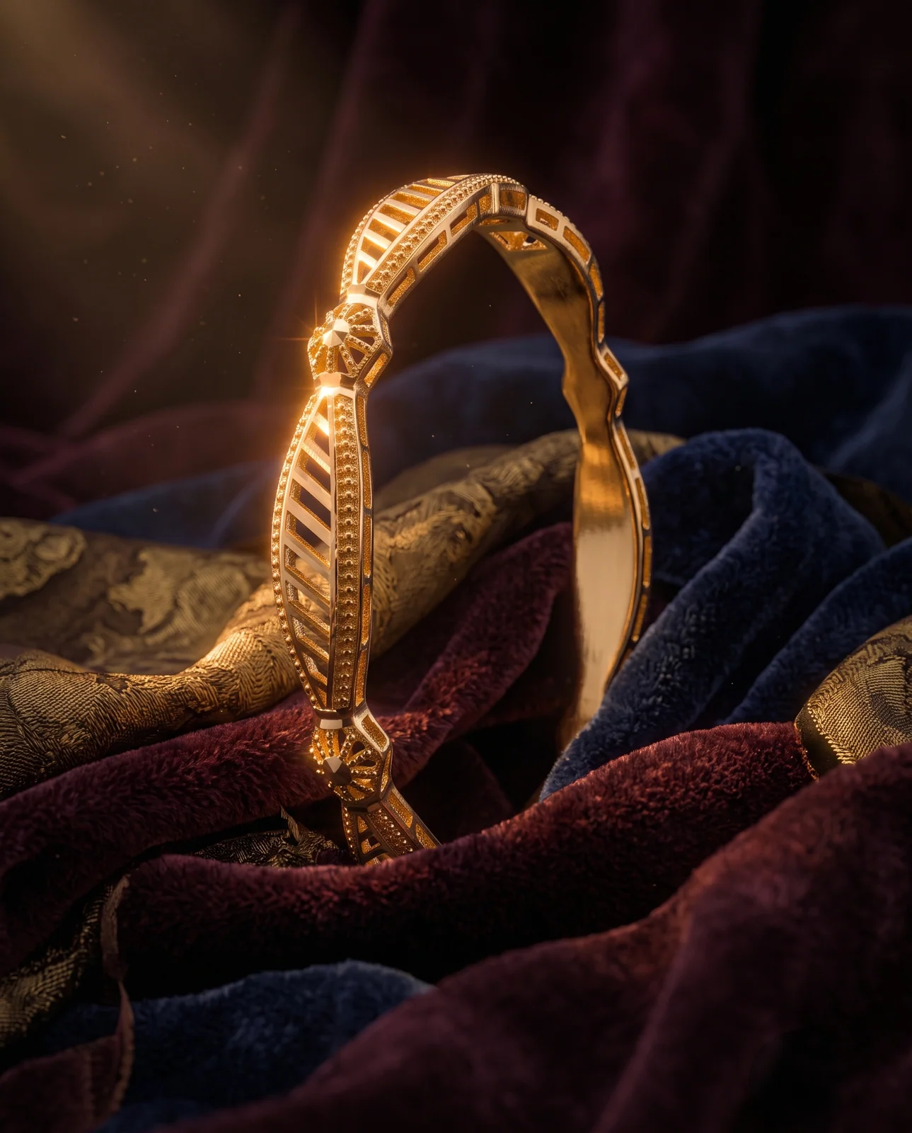 سوار ذهب أصفر مرصع بالأحجار بتصميم خليجي