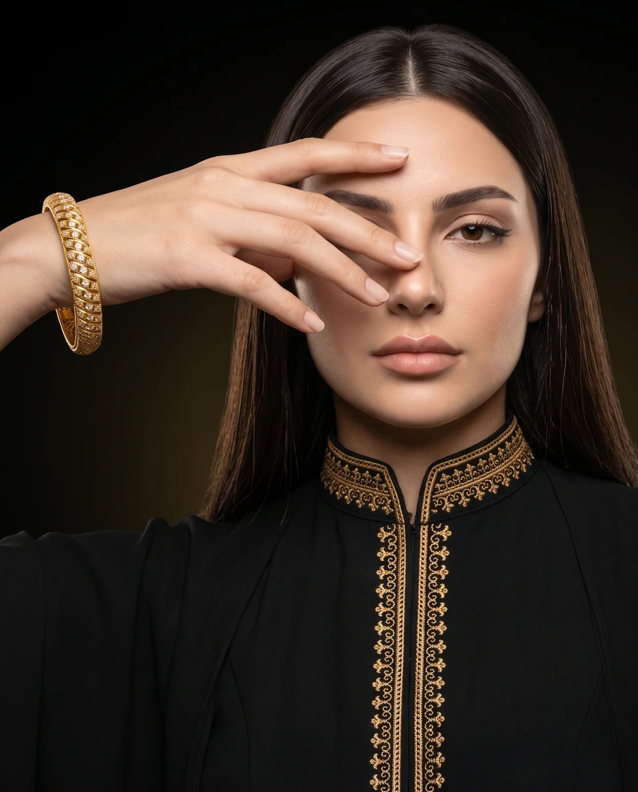 سوار ذهب أصفر مرصع بالألماس بتصميم كلاسيكي
