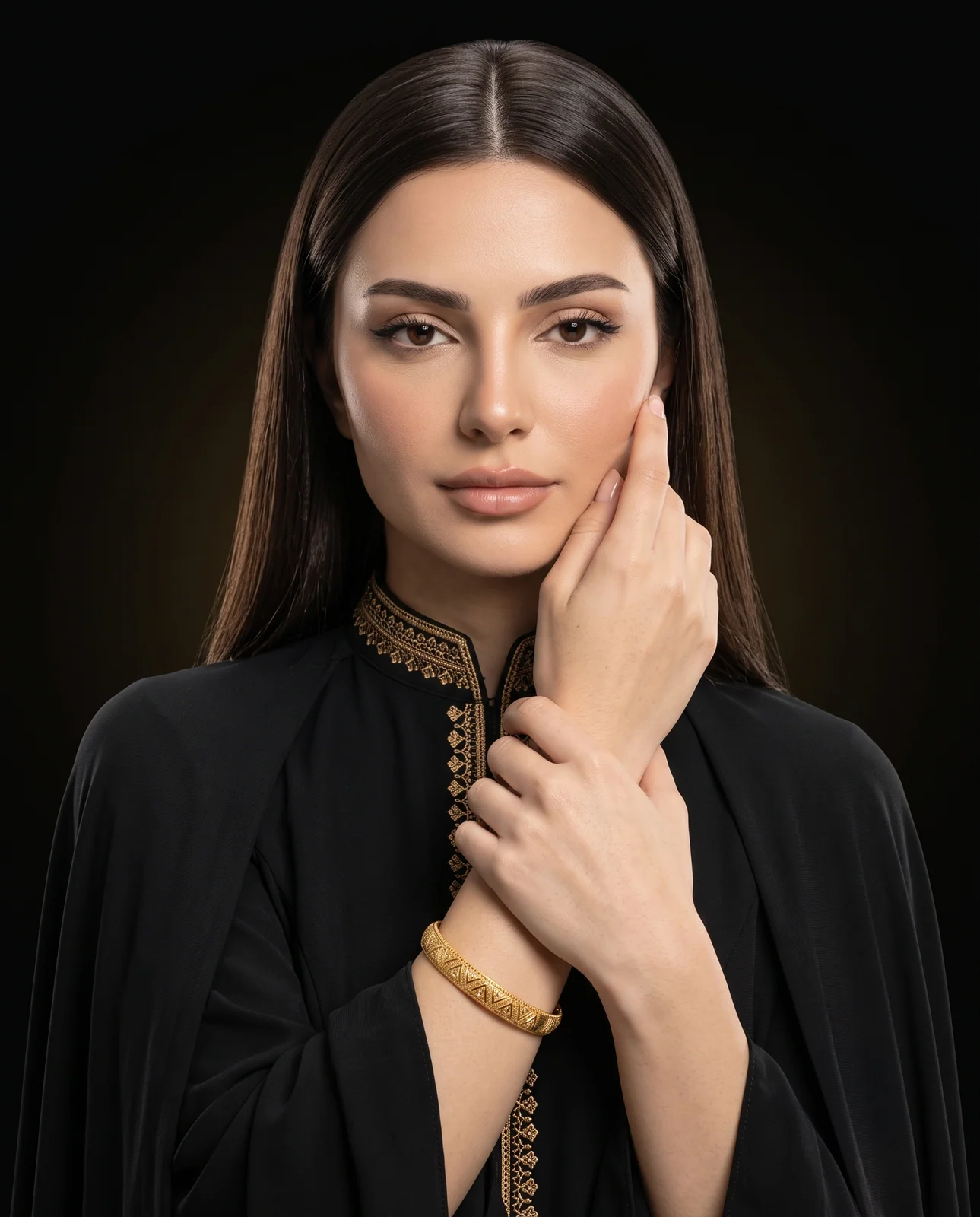 سوار ذهب أصفر مرصع بالألماس بتصميم تراثي