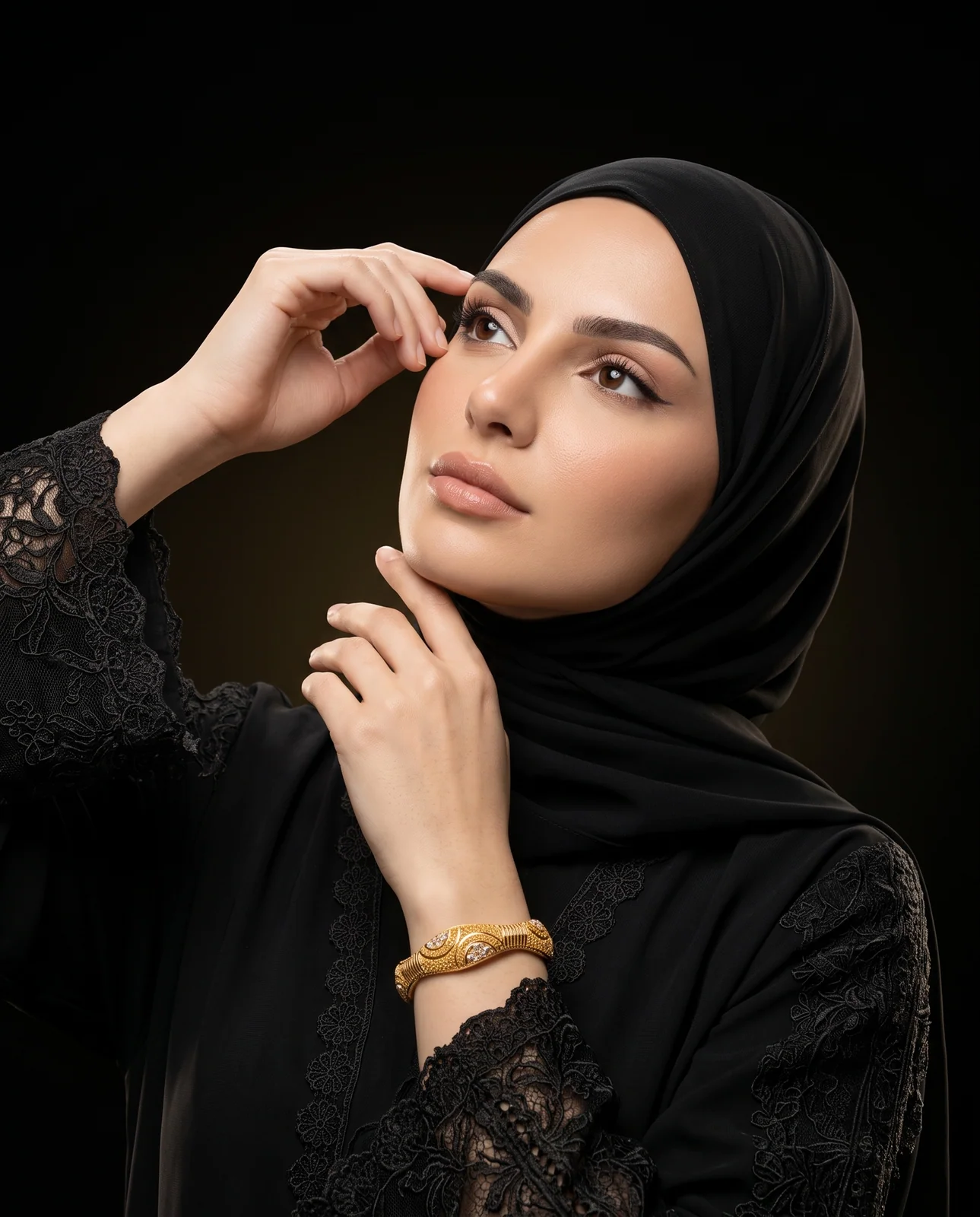 سوار ذهب أصفر مرصع بالألماس بتصميم عصري أنيق