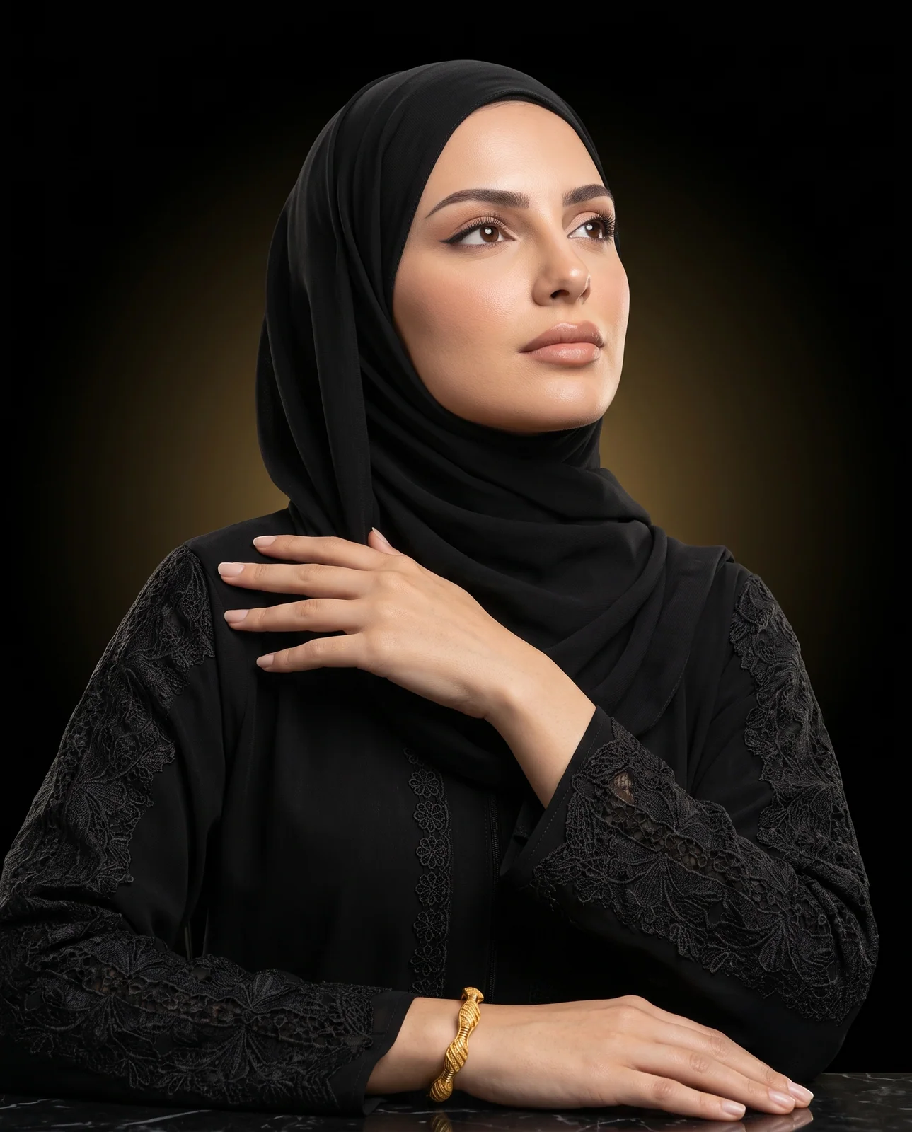 سوار ذهب أصفر مرصع بالأحجار بتصميم خليجي عصري