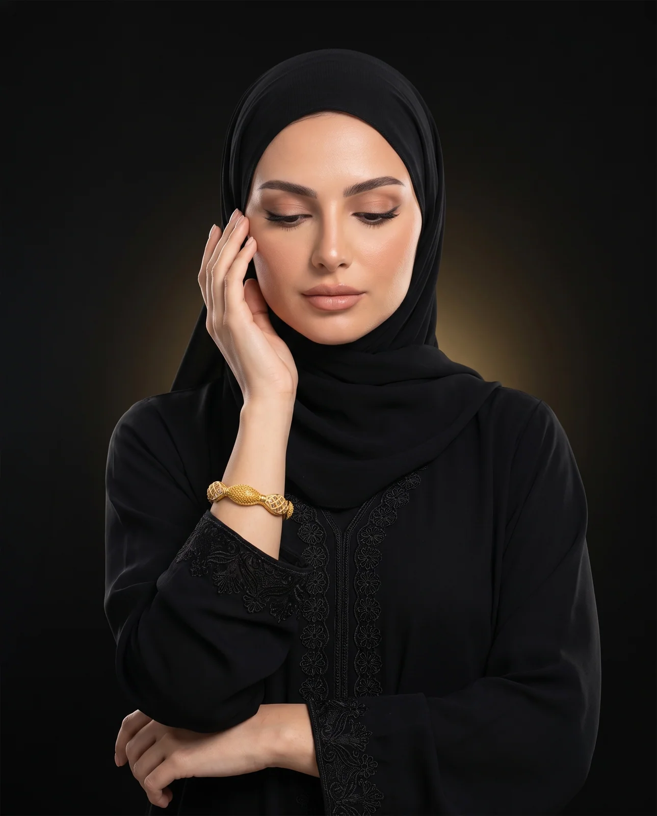 سوار ذهب أصفر مرصع بالأحجار بتصميم كلاسيكي أنيق