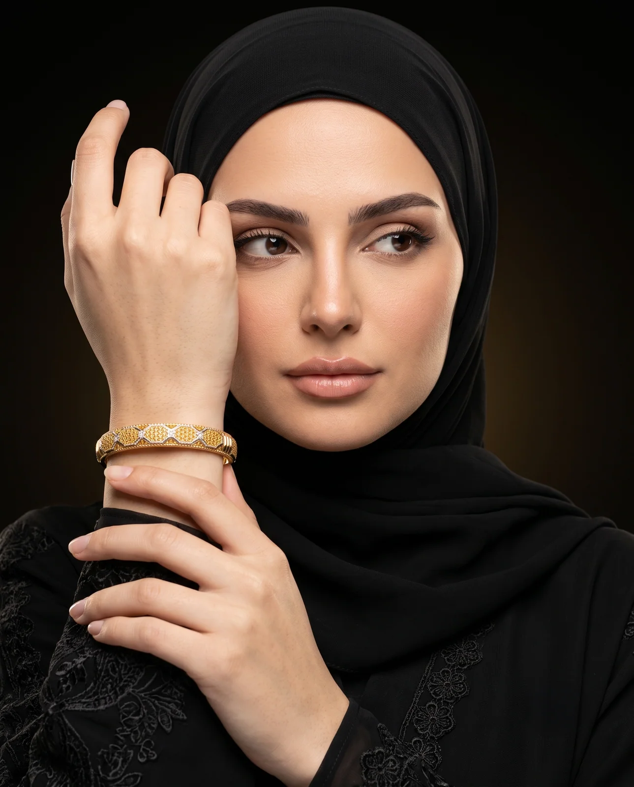 سوار ذهب أصفر مرصع بالأحجار بتصميم ملكي فخم