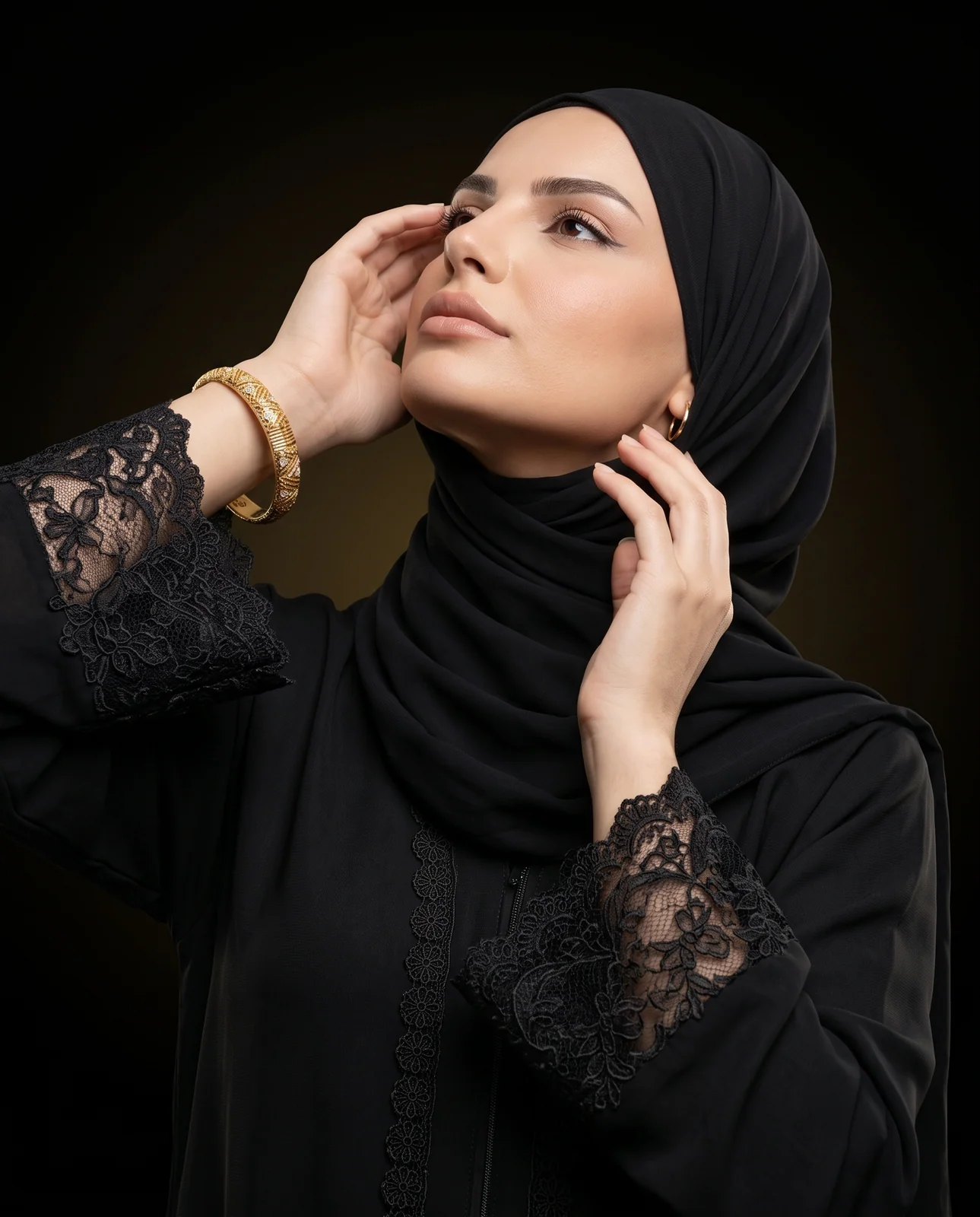 سوار ذهب أصفر مرصع بالأحجار بتصميم عصري فاخر
