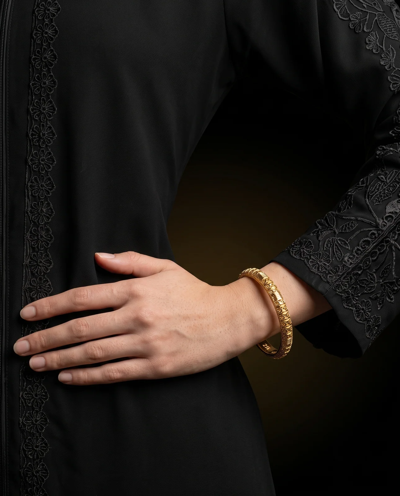 سوار ذهب أصفر مرصع بالألماس بتصميم تراثي راقٍ