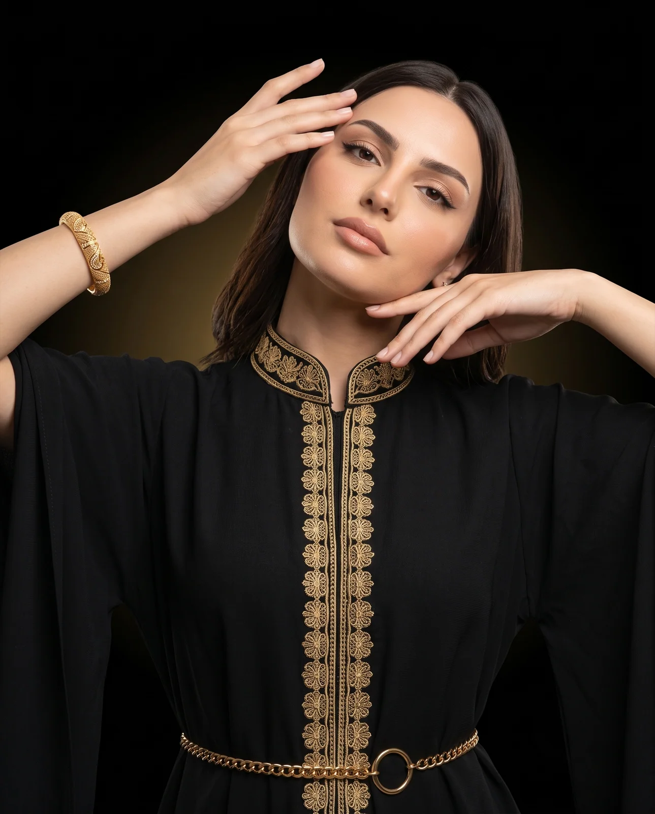 سوار ذهب أصفر مرصع بالأحجار بتصميم كلاسيكي فخم