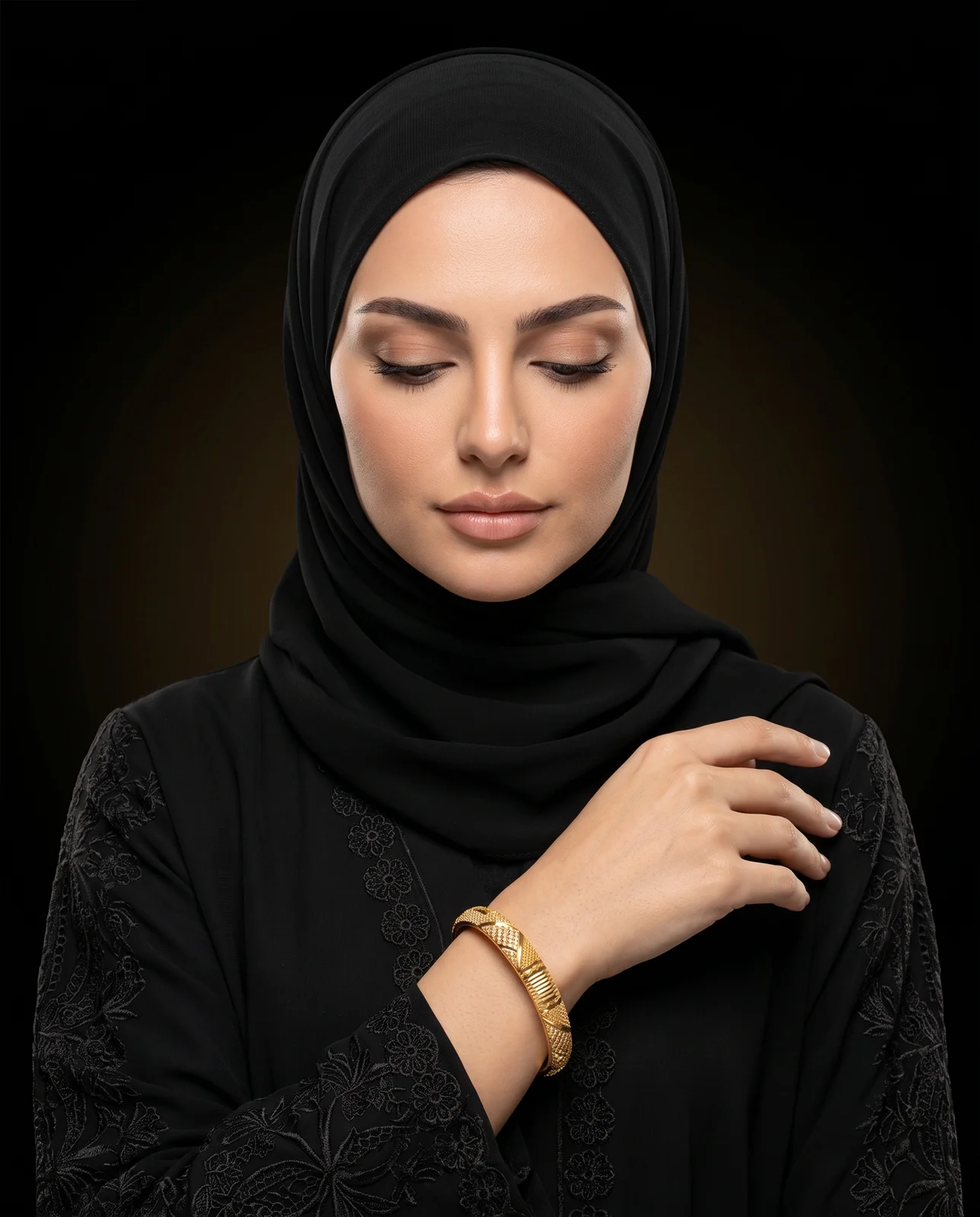 سوار ذهب أصفر مرصع بالألماس بتصميم تراثي فاخر