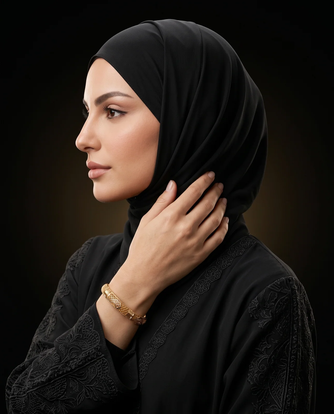 سوار ذهب أصفر عريض بتصميم مضلع كلاسيكي