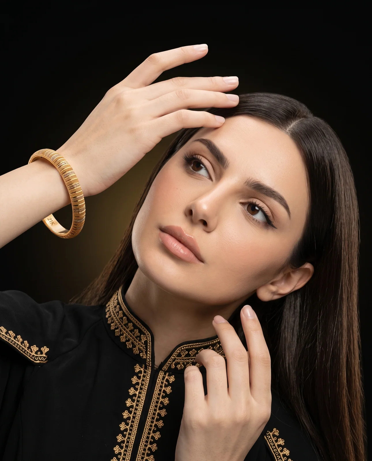 سوار ذهب أصفر عريض بنقوش خطوط متوازية