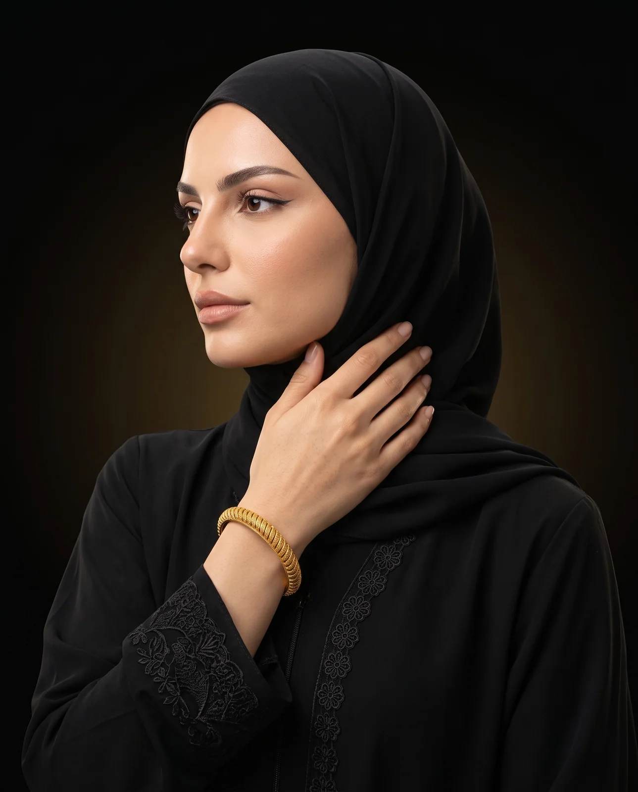 سوار ذهب أصفر عريض بأخاديد متتالية أنيقة