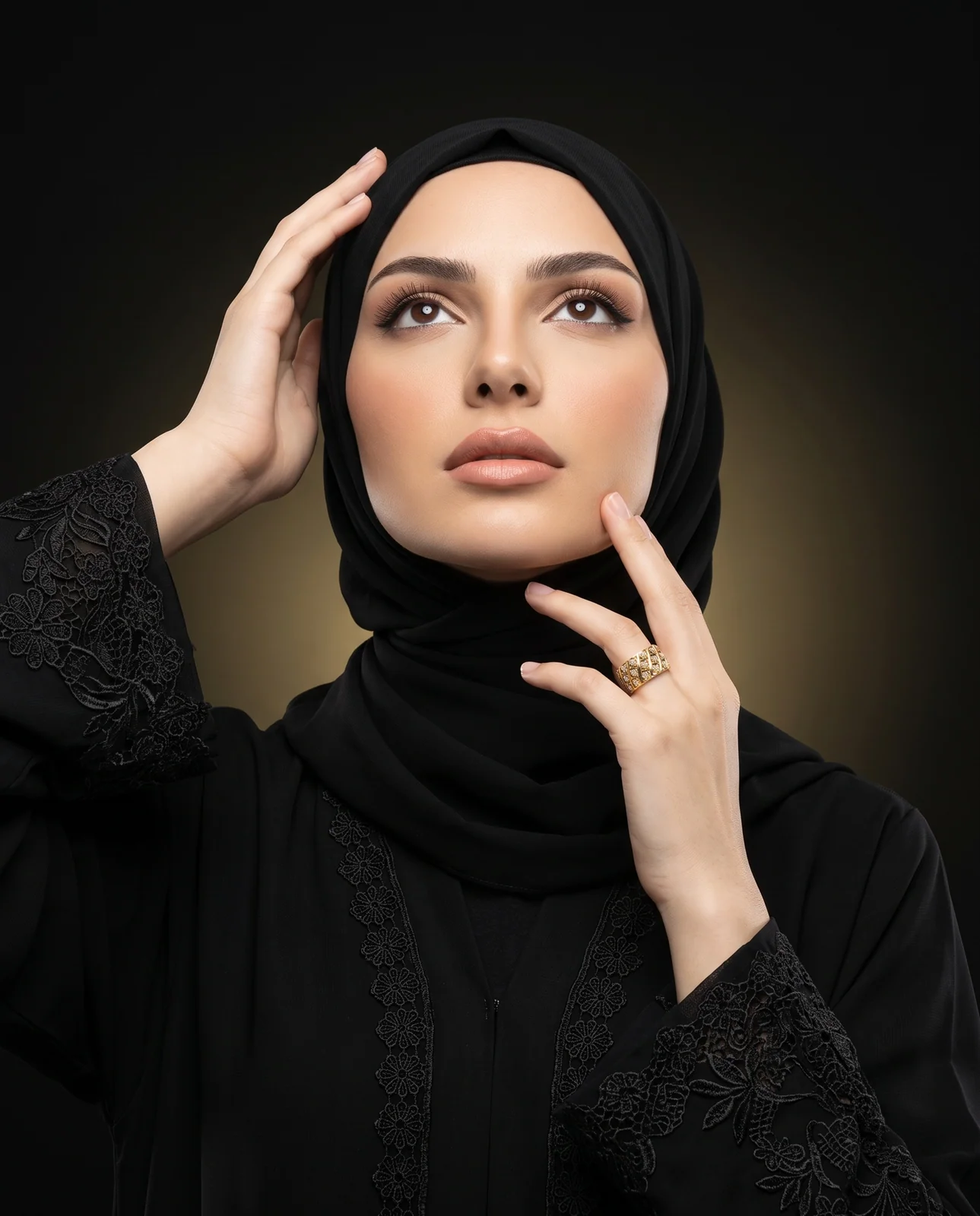 خاتم ذهب عريض بزخارف متعرجة وحلقات معلقة