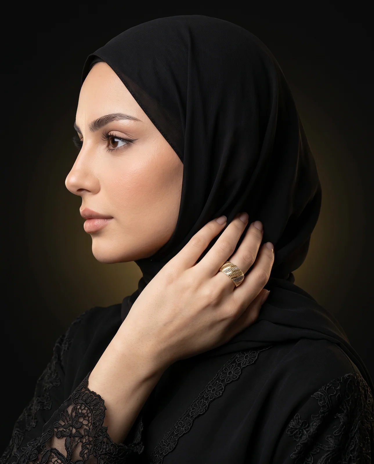 خاتم ذهب عريض مفرغ بتصاميم هندسية مرصع بالألماس